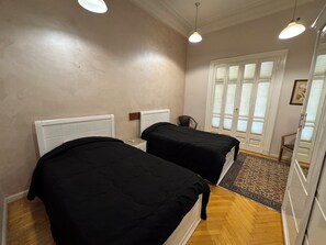 4 habitaciones, tabla de planchar con plancha y wifi