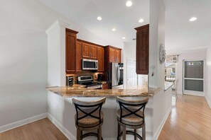 ثلاجة، ميكروويف، فرن، موقد طهي مسطح