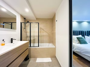 Shower, hair dryer, towels
