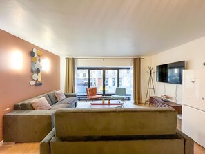 TV - Urban Flat 194 - Spacious 3 Bedroom Montmartre (París)