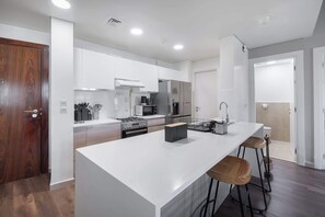 Kjøleskap, mikrobølgeovn, ovn og kokeplater