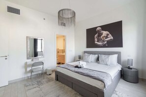 Een strijkplank/strijkijzer, wifi, beddengoed