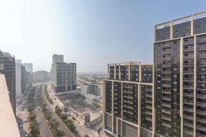 Um edifício alto com vários andares, janelas amplas e design arquitetônico moderno.