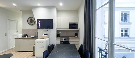 Fridge, oven, coffee/tea maker, electric kettle
