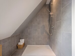 Towels - Beautiful property with amazing views across the surrounding countryside. (Sudbury)