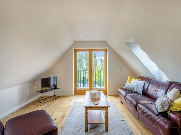 Living area - Beautiful property with amazing views across the surrounding countryside. (Sudbury)