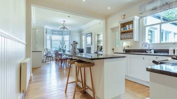 Dishwasher, high chair