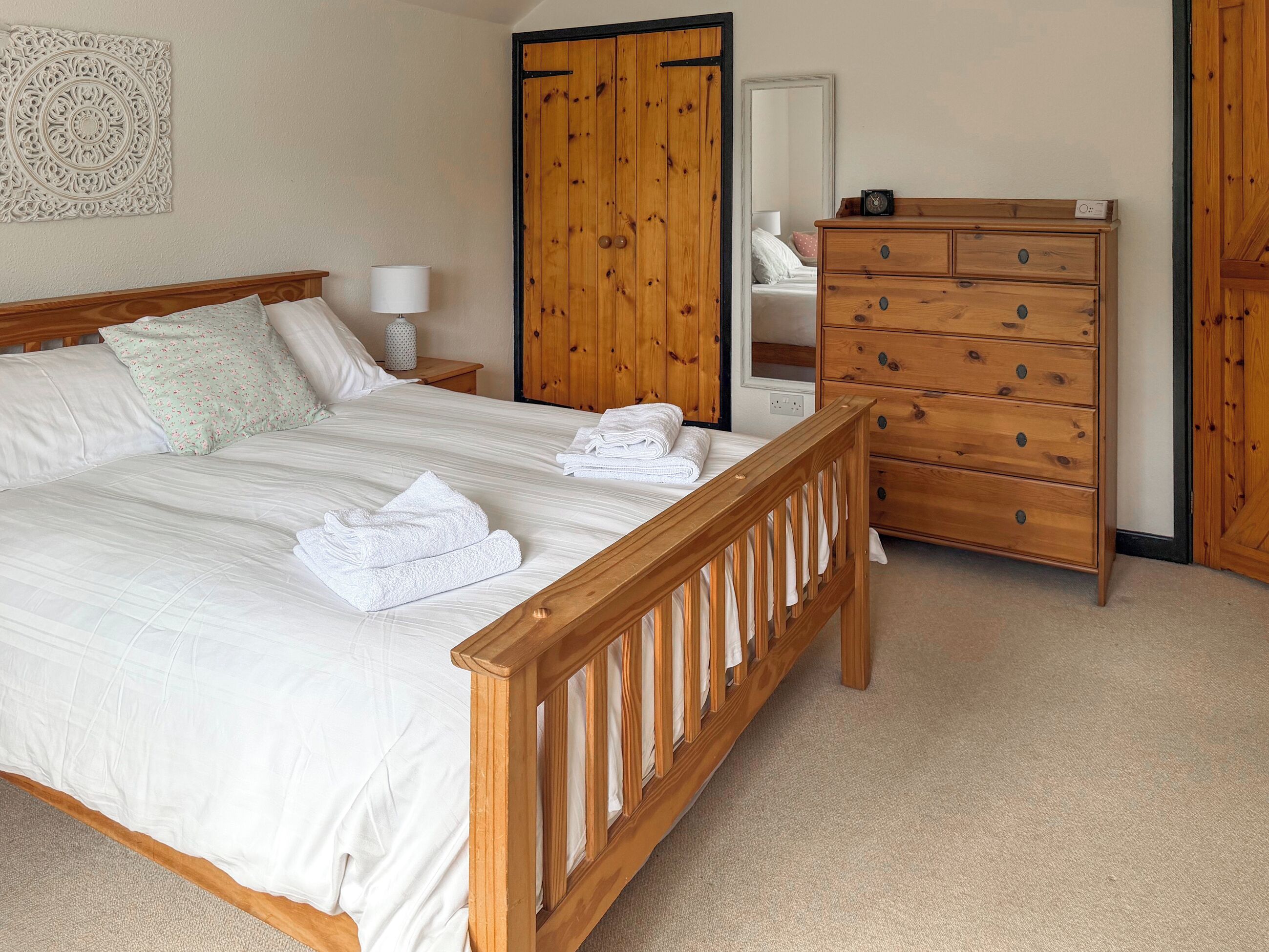 4 bedrooms, WiFi (free), bed sheets
