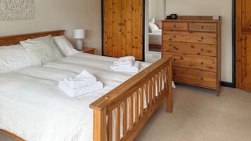 4 bedrooms, WiFi (free), bed sheets