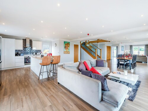 5 bedroom accommodation in Althorne