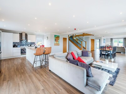 5 bedroom accommodation in Althorne