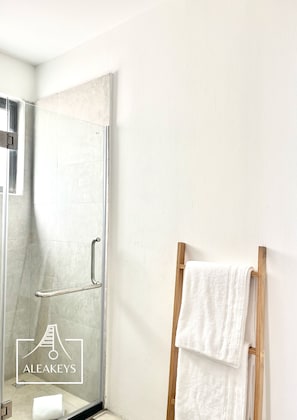 Douche, serviettes fournies