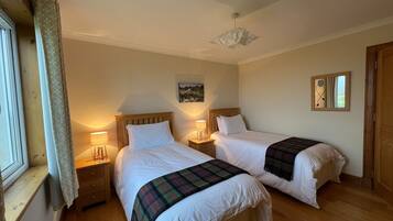 4 عدّة غرف نوم وبديكورات فريدة لكل غرفة وطراز فريد لكل وحدة