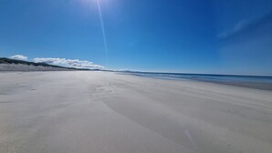 A beach with a clear sky and sunlight. - Airigh nam Fiadh (South Uist)