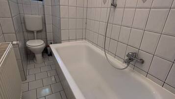 Haartrockner, Handtücher, Seife, Toilettenpapier