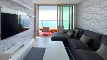 Leilighet – premium, balkong, sjøutsikt | Lydisolert, strykejern/-brett og wi-fi (inkludert)