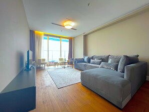 Condo Deluxe, balcon, vue sur la mer | Système d’insonorisation, fer et planche à repasser