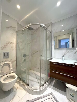 Deluxe Condo, Balcony, Sea View | Bathroom