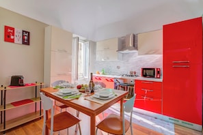 Standard-Apartment, Mehrere Schlafzimmer (Il Nido Di Ale) | Eigene Küche | Kühlschrank, Mikrowelle, Ofen, Herdplatte