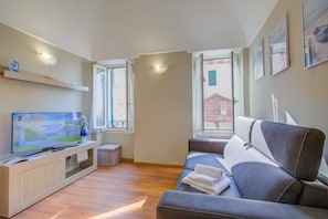 Standard-huoneisto, useita makuuhuoneita (Il Nido Di Ale) | Oleskelualue | 21–tuumainen televisio, jossa kaapelikanavat