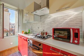 ثلاجة، ميكروويف، فرن، موقد طهي مسطح