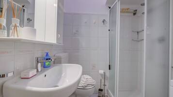 Standard-Apartment, Mehrere Schlafzimmer (Armonia Centrale) | Badezimmer | Dusche, Haartrockner, Bidet, Handtücher