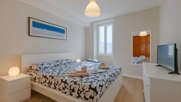 Standard-Apartment, Mehrere Schlafzimmer (Armonia Centrale) | 1 Schlafzimmer, Bügeleisen/Bügelbrett, kostenloses WLAN, Bettwäsche