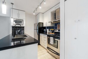 Four à micro-ondes, un four, lave-vaisselle