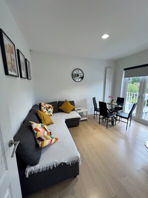 TV - Beautiful 3 Bedroom Apartment (London)