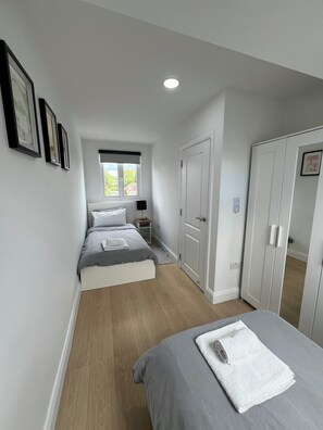 3 habitaciones, tabla de planchar con plancha y acceso a internet 