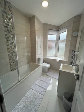 Shower, hair dryer, towels, soap - Beautiful 3 Bedroom Apartment (London)