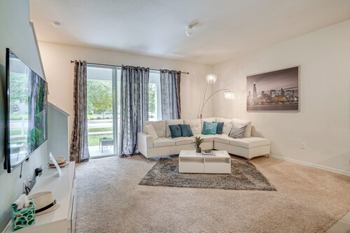 Modern Family Townhome w/ Patio in Riverview!