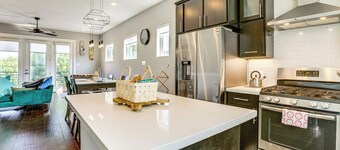 2 Mi to Dtwn: Modern Houston Home w/ Private Patio