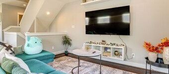 2 Mi to Dtwn: Modern Houston Home w/ Private Patio