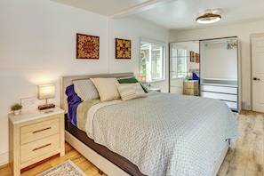 House (2 Bedrooms) | Interior - Private Porch! Charming Stay 6 Mi to Arrowhead (Kansas City)