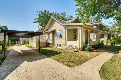 6 Mi to Arrowhead Stadium: Charming Home w/ Porch!