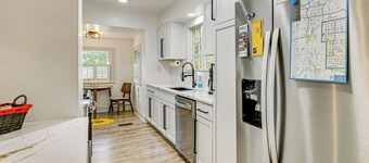 6 Mi to Arrowhead Stadium: Charming Home w/ Porch!