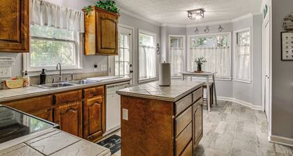 3 Mi to Marina: Quiet Getaway w/ Deck in Lexington