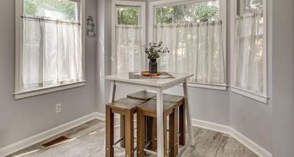 3 Mi to Marina: Quiet Getaway w/ Deck in Lexington