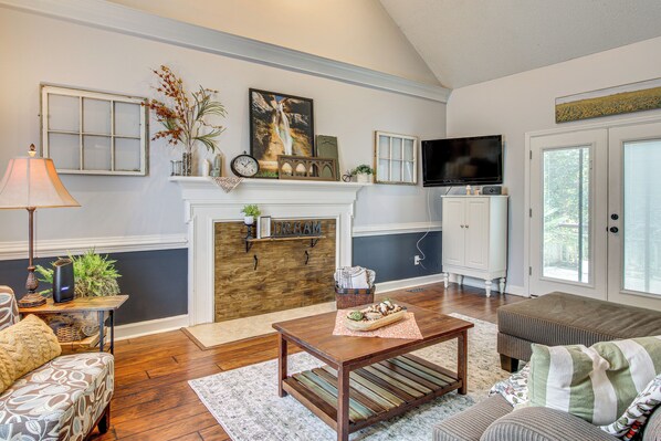 Interior - 3 Mi to Marina: Quiet Getaway w/ Deck in Lexington (Lexington)