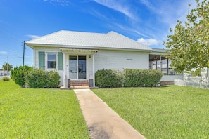 House (4 Bedrooms) | Interior - Private Hot Tub! Home < 1 Mi to Lake Okeechobee (Okeechobee)