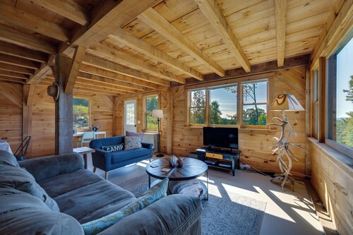 Unplug, Unwind & Explore: Remote Vermont Cabin