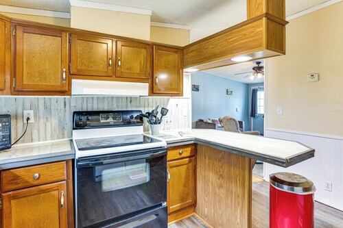 3 Mi to Dtwn: Pet-friendly Farm Retreat in Paris!