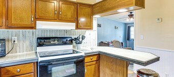 3 Mi to Dtwn: Pet-friendly Farm Retreat in Paris!