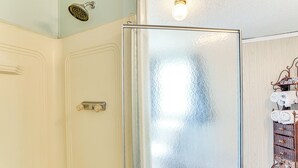 A bathroom with a frosted glass shower enclosure, a towel rack with folded towels, and a light fixture on the ceiling. - 3 Mi to Dtwn: Pet-friendly Farm Retreat in Paris! (Paris)