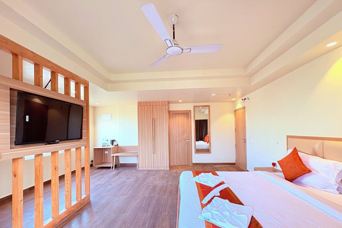 Deluxe Double Room, Balcony, City View | Free WiFi, bed sheets