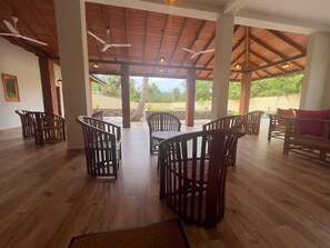 Villa, 5 chambres, accessible aux personnes à mobilité réduite, fumeur | Restauration en plein air