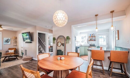 The Red Door Cottage in Eastport - Pet-Friendly!