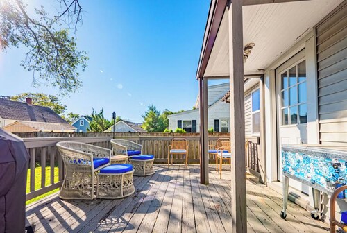 The Red Door Cottage in Eastport - Pet-Friendly!