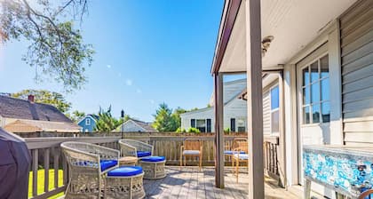 The Red Door Cottage in Eastport - Pet-Friendly!